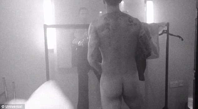 Adam Levine, do Maroon 5, mostra bumbum em clipe 