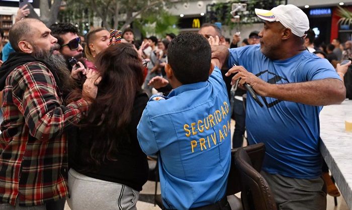 Beijaço gay termina em confusão em Caracas, Venezuela