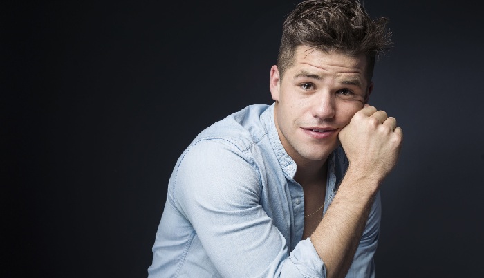 LGBT famosos que se assumiram em 2016: Charlie Carver