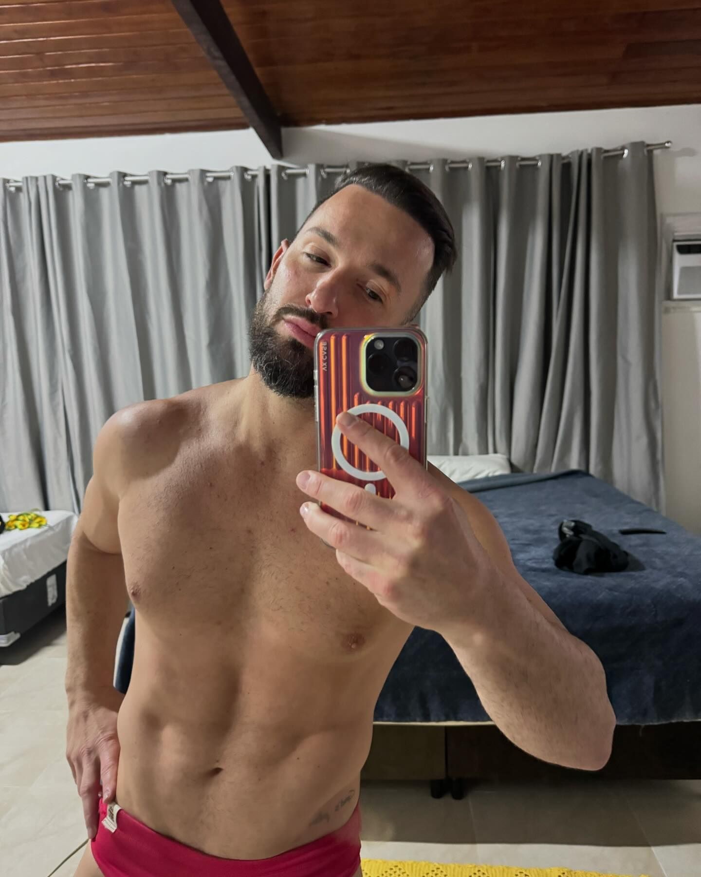 Diego Hypolito tem perfil em app gay