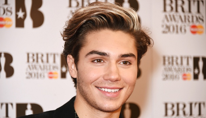 LGBT famosos que se assumiram em 2016: George Shelley