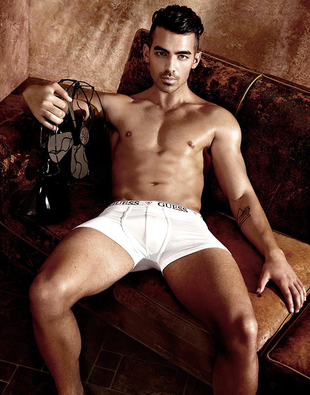 Joe Jonas tira a roupa e fica de cueca em campanha da Gucci