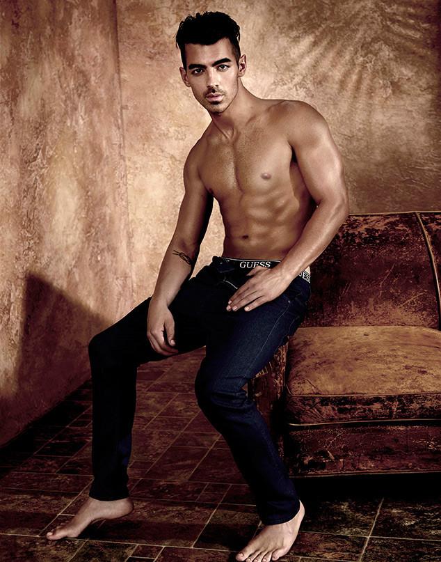 Joe Jonas tira a roupa e fica de cueca em campanha da Gucci