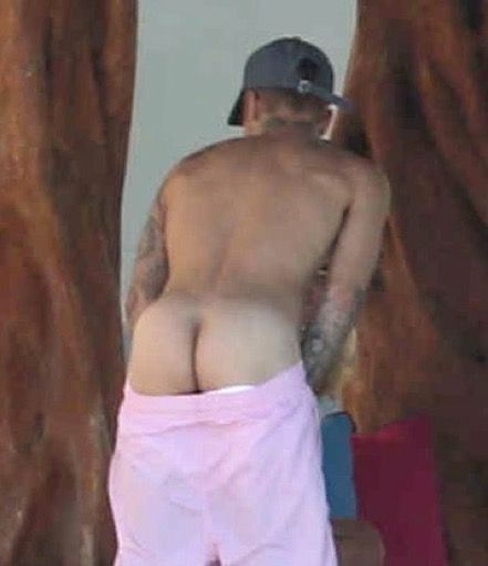 Justin Bieber mostra a bunda para fotógrafo