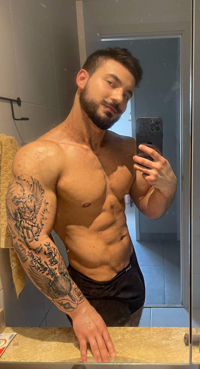 Onlyfans famoso por cenas héteros Rodrigo Ortigosa tem vídeo gay  